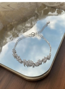 Makroansicht des S925 Sterlingsilber-Wisteria-Armbands mit weißen Zirkonia-Steinen