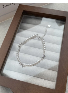 Détail du poinçon S925 sur bracelet perles et nœuds avec fermoir cœur réglable