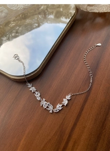 Detailansicht des S925 Sterling Silber Glyzinien Armbands mit funkelnden Marquise-Zirkonia