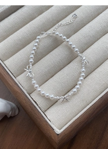 Détail du bracelet perles et nœud en argent S925 avec perles rondes et breloque cœur