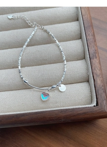 Makroaufnahme von S925 Silber Herz Mondstein Armband mit unregelmäßigen Perlen