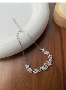 Makroaufnahme des S925 Sterlingsilber-Stempels und Zirkonia-Wisteria-Armbands für Damen