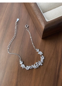 Makroaufnahme des S925 Sterling Silber Armbands mit Zirkonia-Verzierung im Blattranken-Stil