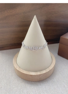 Makro-Detail des S925 Silber Wisteria Armbandes mit funkelnden Marquise-Zirkonia