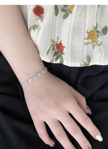 Detail eines S925 Sterlingsilber Wisteria Armbands mit Zirkonia Blättern am Handgelenk