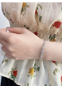 Detaillierte Nahaufnahme des S925 Silber Wisteria Armbands mit Zirkon-Blättern
