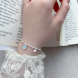 S925 Sterling Silber Herz Opal Armband mit rundem Anhänger auf femininer Spitze