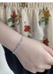 Detail eines S925 Sterlingsilber-Wisteria-Armbands mit Zirkonia-Blättern im Marquise-Schliff