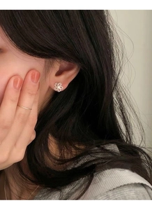 Gros plan sur les boucles d'oreilles fleur en argent S925 serties de zircons brillants