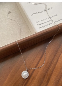 Détail du collier en argent sterling S925 avec perle d'eau douce et pendentif zircon