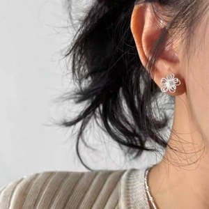 Boucles d'Oreilles Clous Fleur Ajourée en Argent Sterling 925 pour Femmes Élégant Strass Floral Minimaliste Bijoux de Mode Cadeau