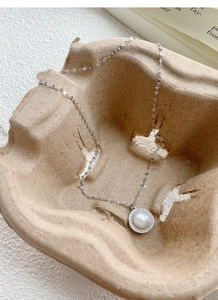 Détail du collier en argent S925 avec perle d'eau douce ronde et diamants pavés étincelants