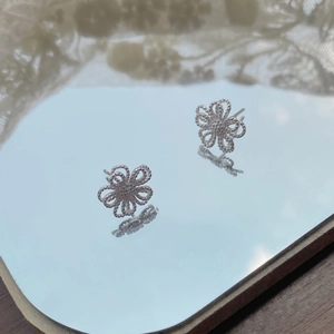 Élégantes boucles d'oreilles fleurs creuses en argent 925 avec texture dentelle