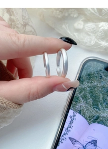 Vue macro des bagues de couple en argent sterling S925 avec finition mate et réglables