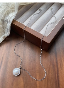 Détail du collier en argent S925 avec perle d'eau douce et entourage en zircon