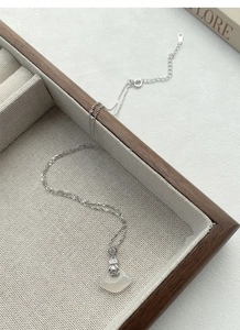 Gros plan du collier en argent S925 avec pendentif éventail en calcédoine blanche et zircon