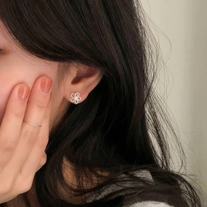 Boucles d'oreilles fleurs ajourées en argent S925 doré avec petit zircon blanc