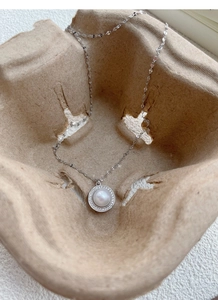 Gros plan détaillé d'un collier en argent sterling S925 avec pendentif perle d'eau douce blanche