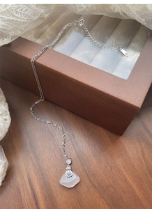 Détail du collier en argent S925 avec pendentif calcédoine blanche sur dentelle