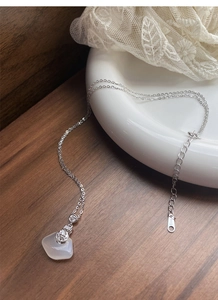 Gros plan du collier en argent S925 en forme d'éventail avec calcédoine et zircons