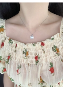Détail du collier en argent 925 avec perle et zircons porté sur le cou du mannequin