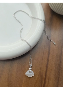 Détail du poinçon S925 sur la chaîne réglable et pendentif en calcédoine blanche