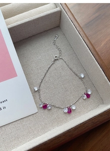 Détail du bracelet en argent S925 avec pierres gouttes rouge rose et zircons