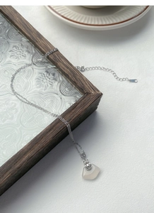 Détail macro du collier en argent S925 avec pendentif jade blanc et motif nuage