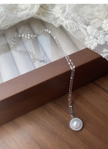 Vue détaillée du collier en argent S925 avec pendentif perle ronde et pavé de cristaux