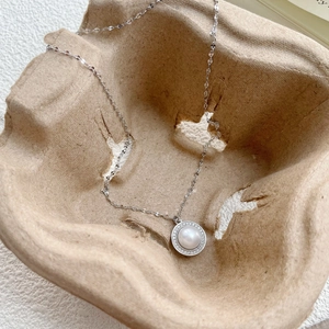 Collier élégant en argent S925 avec perle d'eau douce ronde et halo de diamants brillants