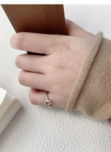 Detailed view of an S925 sterling silver heart ring with sparkling crystal pavé inlay