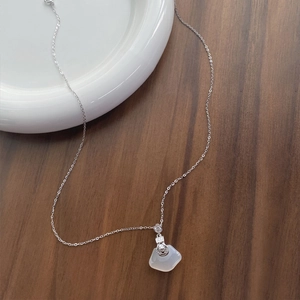 Collier en argent S925 avec pendentif nuage en calcédoine blanche sur fond de bois