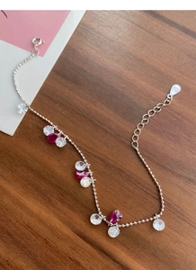 Détail de la chaîne en argent 925 avec pierre de zircon magenta en forme de goutte