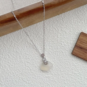 Collier en argent S925 avec pendentif nuage en calcédoine et zircons sur fond blanc