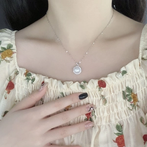 Élégant collier en argent sterling S925 avec une perle d'eau douce ronde sur une chaîne fine