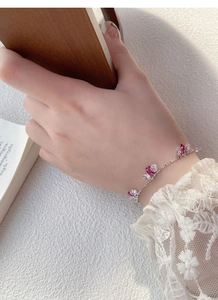 Gros plan d'un bracelet S925 en argent perlé avec zircon rose sur le poignet d'une femme