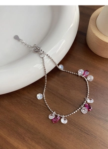 Vue détaillée d'un bracelet en argent S925 avec zircons goutte d'eau rose rouge et perles