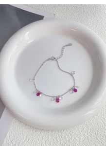 Macro de ce bracelet en argent S925 avec zircons en forme de goutte roses et clairs