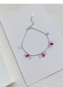 Détail du bracelet en argent S925 avec zircons rose en goutte d'eau et chaîne à billes