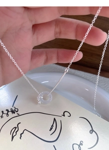 Détail du collier tulipe en argent S925 avec pendentif en jade vert sur une chaîne fine