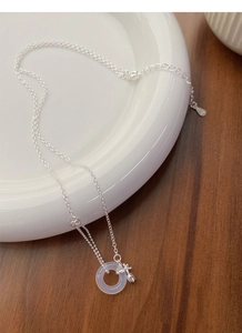 Détail du collier tulipe en argent S925 avec pendentif agate violette et chaîne réglable