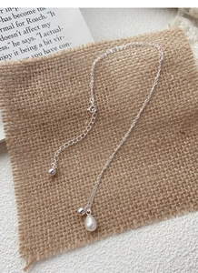 Nahaufnahme der S925 Sterlingsilber Kette mit natürlicher Süßwasserperle und Perlendetail
