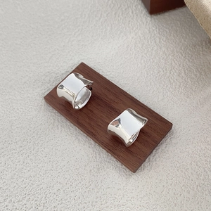 Orecchini a perno in argento sterling S925 larghi irregolari ondulati lucidi eleganti