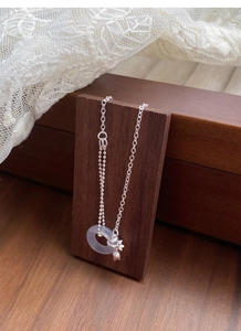 Détail du collier en argent S925 avec anneau de jade violet et pendentif tulipe