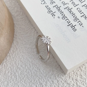 Minimalist S925 sterling silver adjustable snowflake ring with white cubic zirconia stones