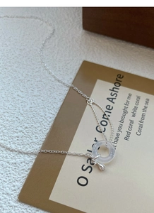 Détail du collier tulipe en argent S925 avec pendentif rond translucide sur fond décoratif