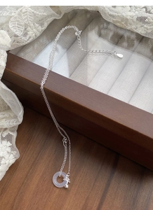Détail du collier en argent S925 avec pendentif en jade mauve et breloque tulipe