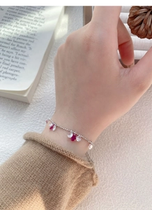 Détail du bracelet en argent S925 avec pampilles goutte rouge rubis et zircon blanc