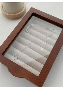Détail du collier tulipe en argent S925 montrant le fermoir et le poinçon gravé