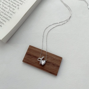 S925 sterling silver heart pendant necklace with diamond bowknot on wooden block
